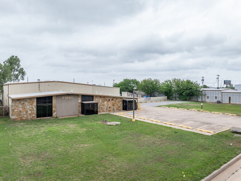 More Photos Of 813 SE 84th St, Oklahoma City Manufacturing For Sale