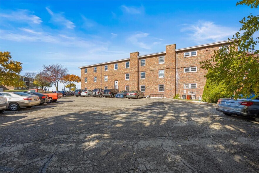 More Photos Of 1020 W Hillcrest Dr, Dekalb Sorority Fraternity House For Sale