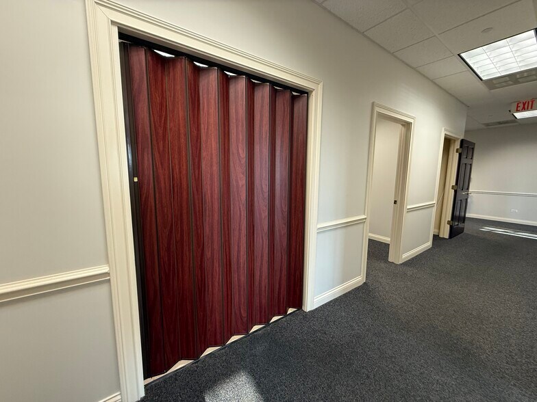 More Photos Of 1880 W Winchester Rd, Libertyville Medical For Sale