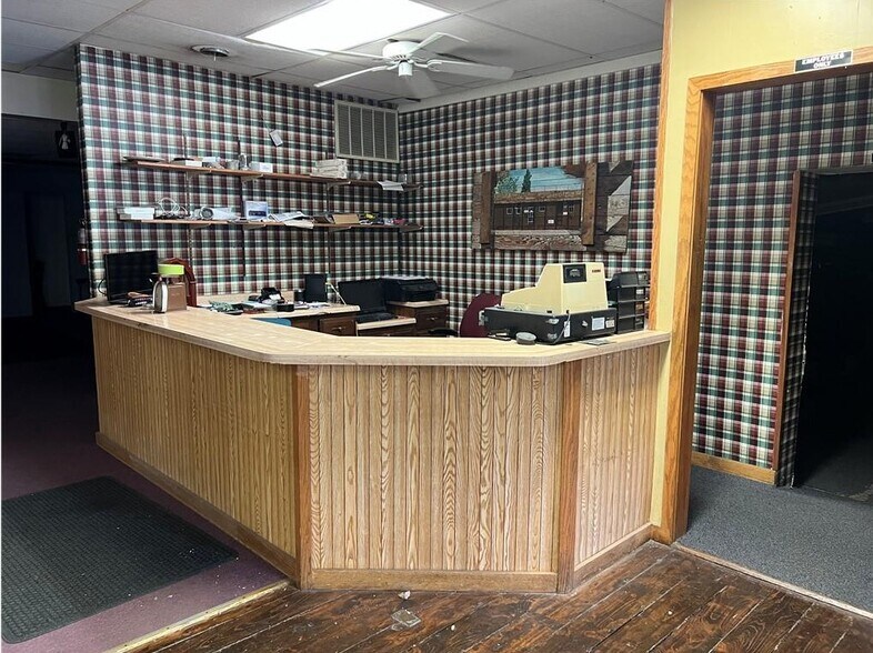 More Photos Of 1000-1004 1st Ave E, Newton Warehouse For Sale