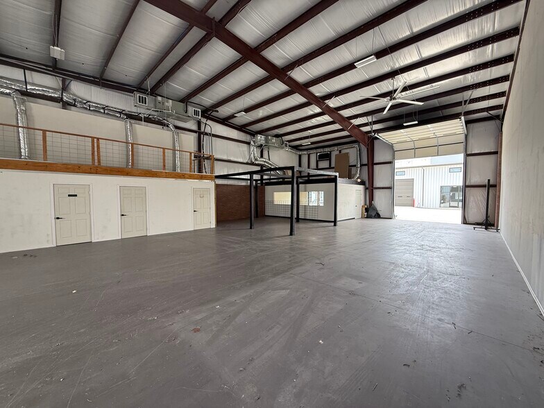 More Photos Of 13027 Harmon Rd, Fort Worth Warehouse For Lease