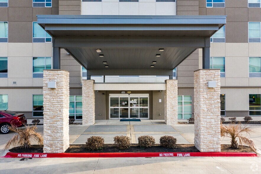 More Photos Of 301 W Louis Henna Blvd, Austin Hotel For Sale