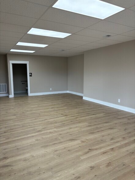 More Photos Of 15005 Fort Campbell Blvd, Oak Grove Office For Lease