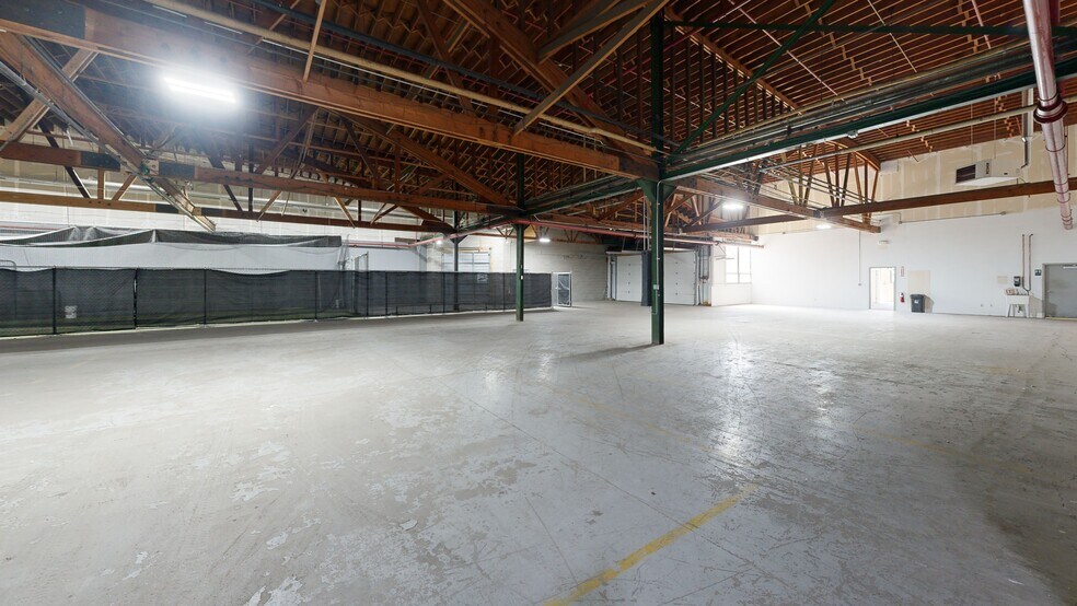 More Photos Of 920 Cedar Ave, St Charles Light Distribution For Lease