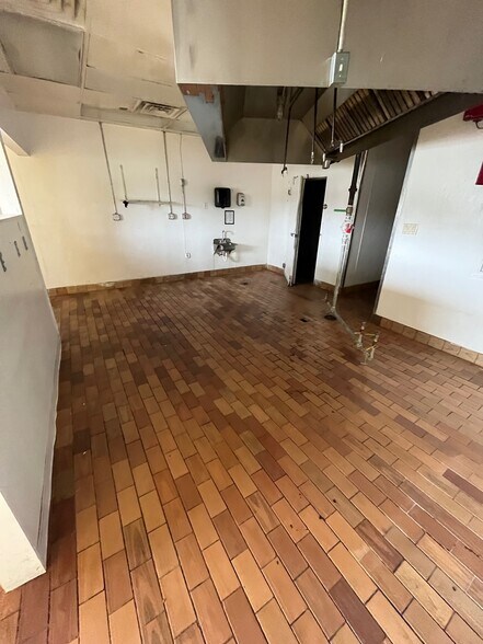 More Photos Of 1101 Montgomery Cross Rd, Savannah Unknown For Lease