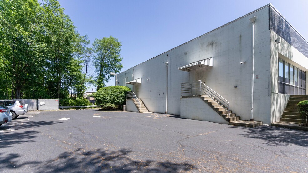 More Photos Of 165 Route 17 South, Paramus Freestanding For Lease