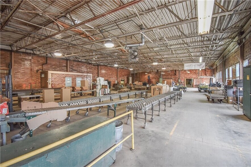 More Photos Of 15 Eagle St, Phelps Manufacturing For Lease