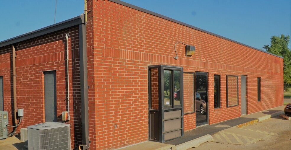 More Photos Of 2005 Parkview Dr, El Reno Medical For Lease