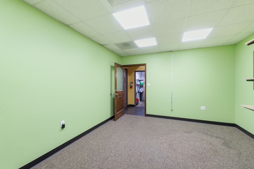 More Photos Of 1445 S Glenstone Ave, Springfield General Retail For Lease