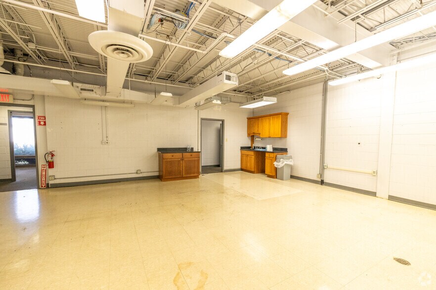 More Photos Of 200 E Avenue G, Rochelle Manufacturing For Sale