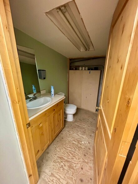 More Photos Of 412 E Railroad Ave N, Manhattan Warehouse For Sale