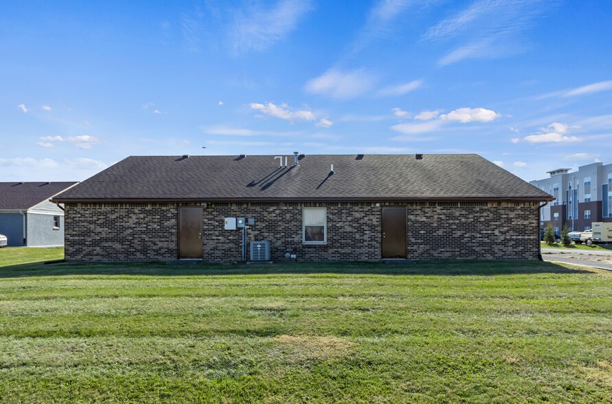 More Photos Of 721 E Broadway St, Fortville Office For Sale