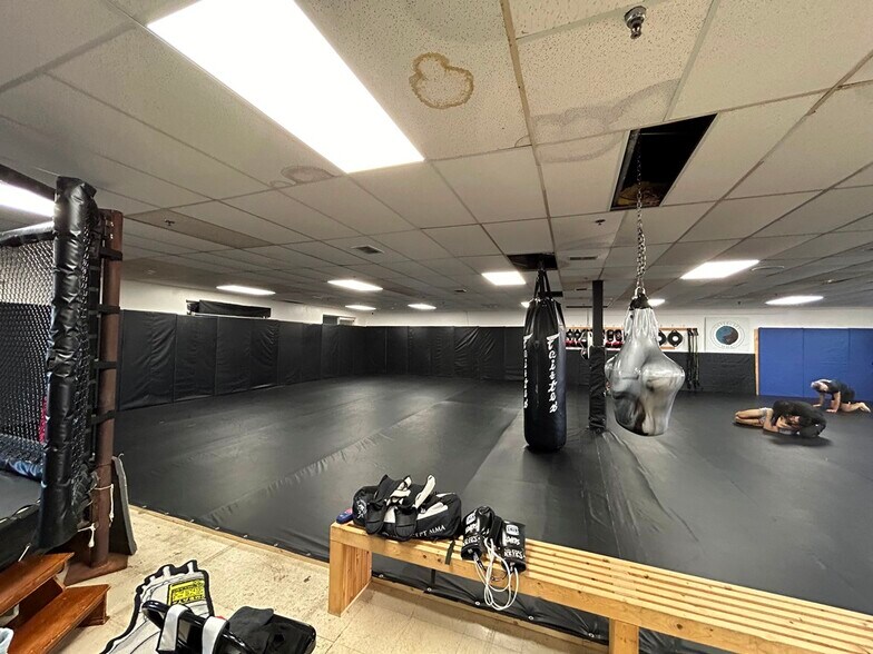 More Photos Of 1401 S Circle Ave, Forest Park Warehouse For Sale