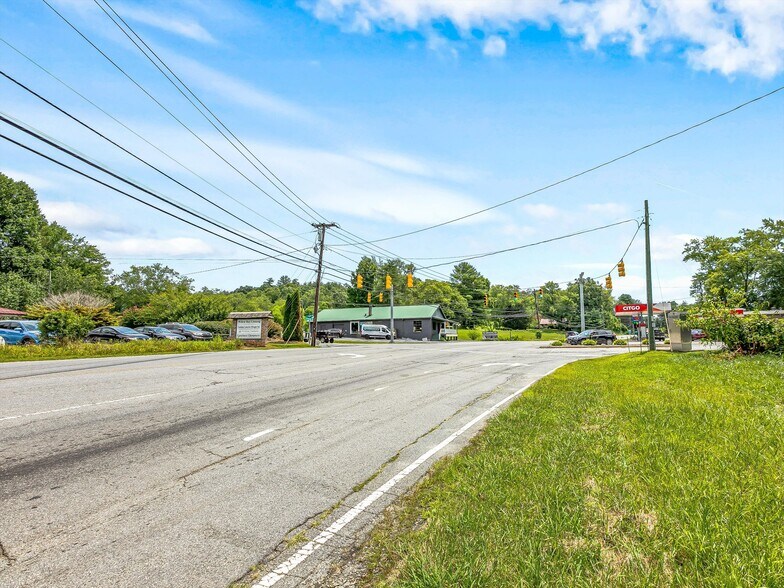 More Photos Of 271 Old Barn Rd, Hendersonville Medical For Sale