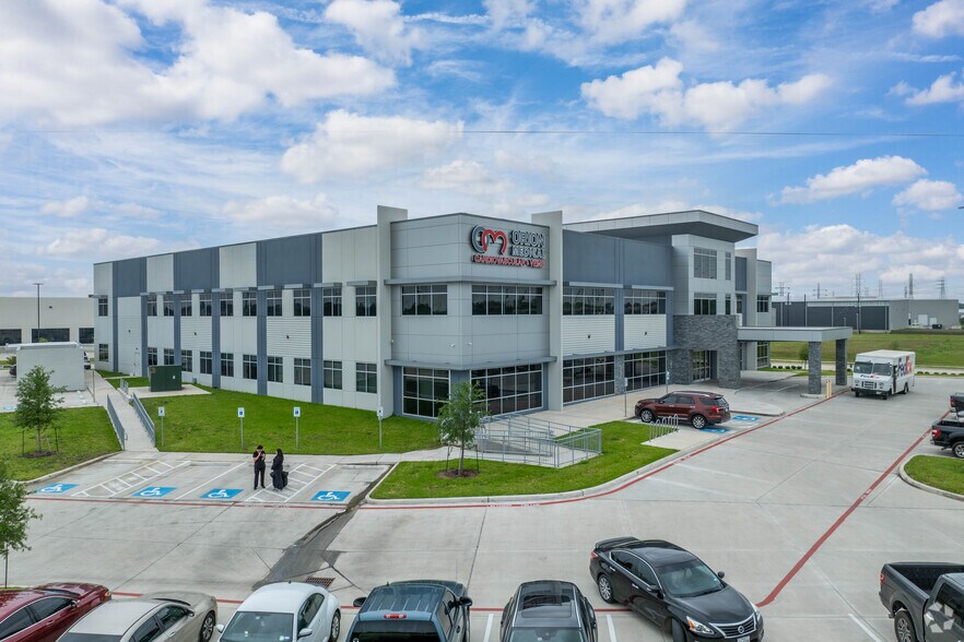 More Photos Of 13009 Gulf Commerce Dr, Houston Medical For Lease