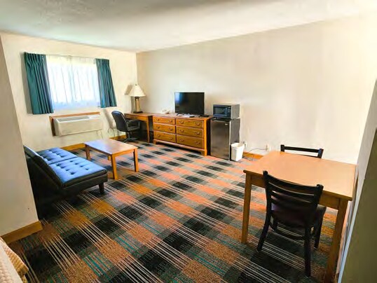 More Photos Of 1315 N State St, Iola Hotel For Sale