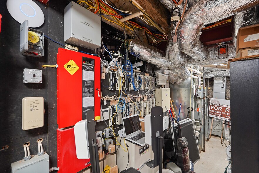 More Photos Of 413-415 Bedford Rd, Pleasantville Office For Lease