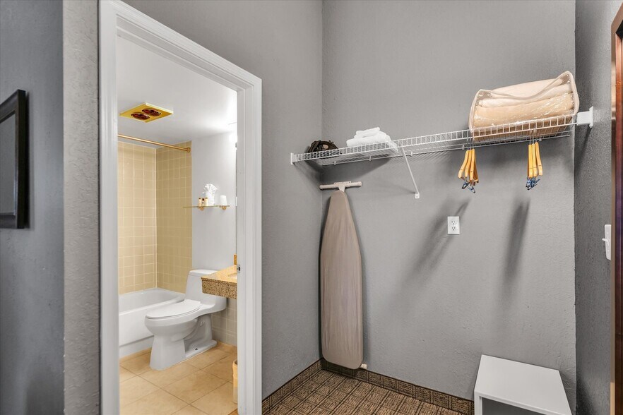 More Photos Of 1907 N Cunningham Ave, Urbana Hotel For Sale