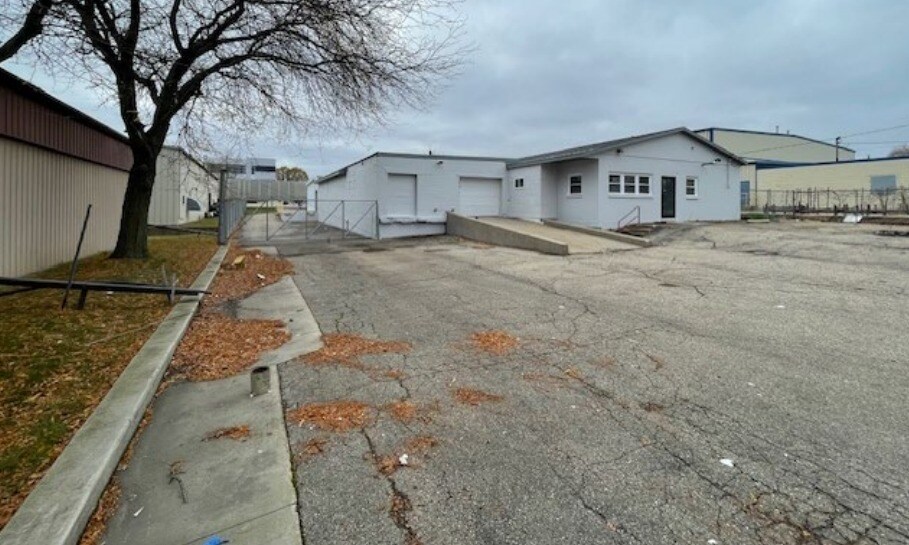 More Photos Of 905 Jonathon Dr, Madison Warehouse For Lease