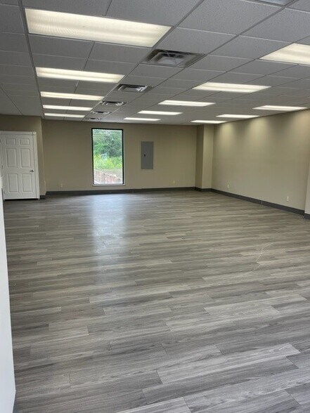 More Photos Of 2187 Lexington Rd, Richmond Storefront For Lease