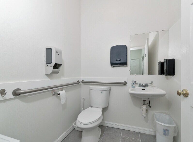 More Photos Of 4426-4428 5th W st, Bradenton Medical For Sale