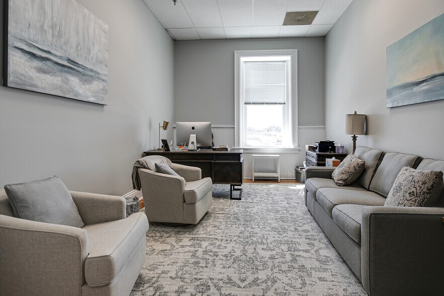 More Photos Of 809 S Main St, Columbia Office For Sale