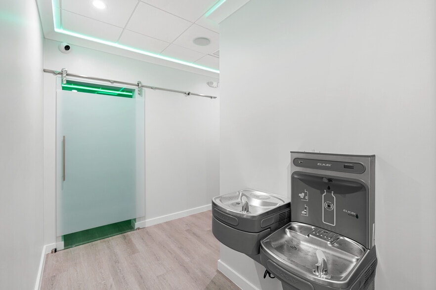 More Photos Of 550 Heights Blvd, Houston Freestanding For Lease