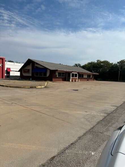 More Photos Of 3121 E Frank Phillips Blvd, Bartlesville Restaurant For Sale