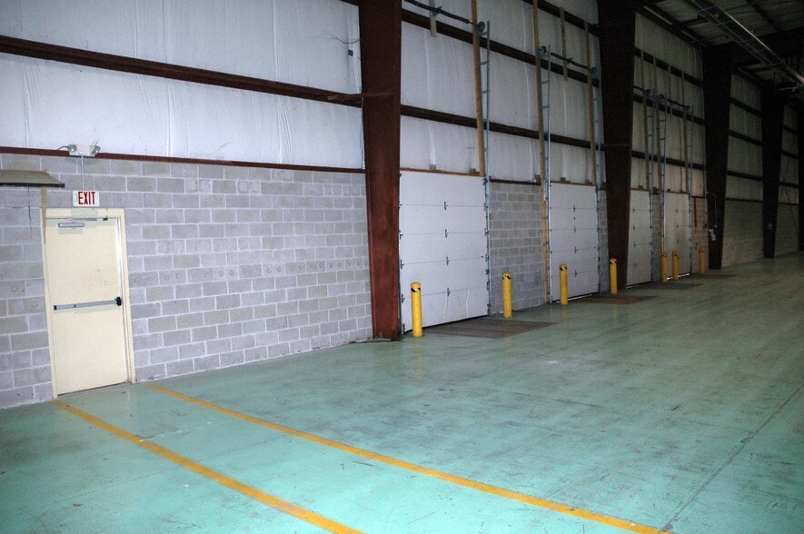 More Photos Of 915 Western Dr, Indianapolis Warehouse For Lease