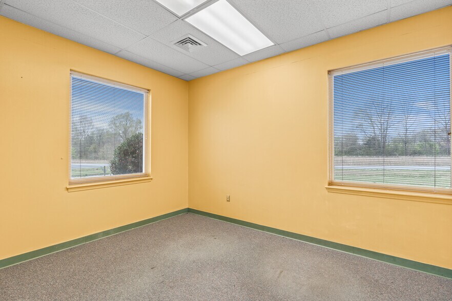 More Photos Of 512 Professional Park Rd, Clinton Medical For Sale