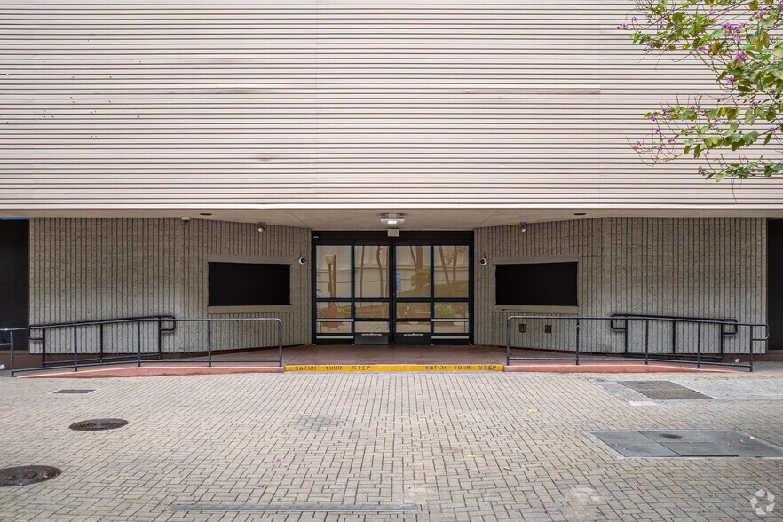 More Photos Of 1032 Fort Street Mall, Honolulu Department Store For Lease