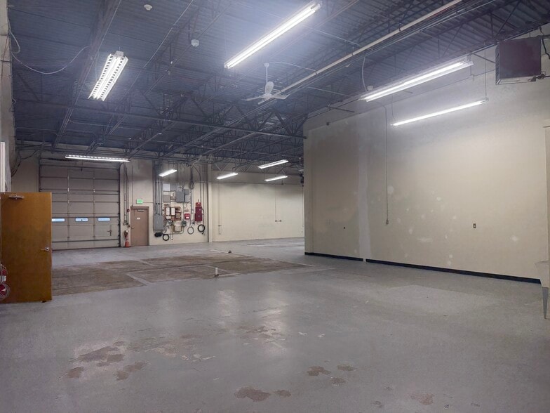 More Photos Of 417-445 Fernhill Ave, Fort Wayne Warehouse For Lease