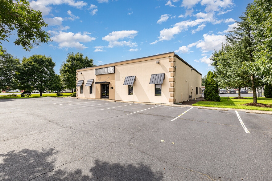More Photos Of 100 Industrial Dr, Fredericksburg Showroom For Sale