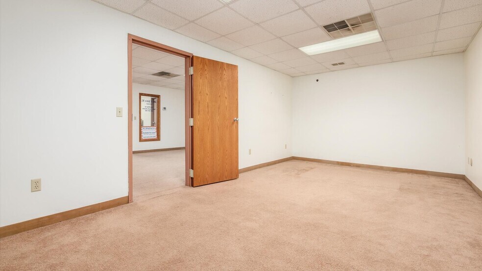 More Photos Of 927 Wheeling Ave, Cambridge Medical For Sale