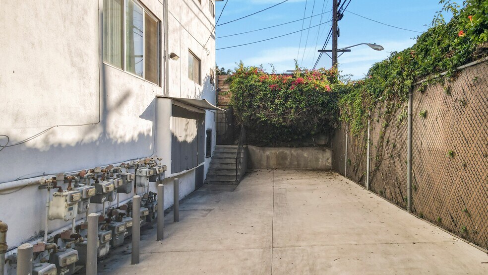 More Photos Of 537 S Gramercy Pl, Los Angeles Apartments For Sale