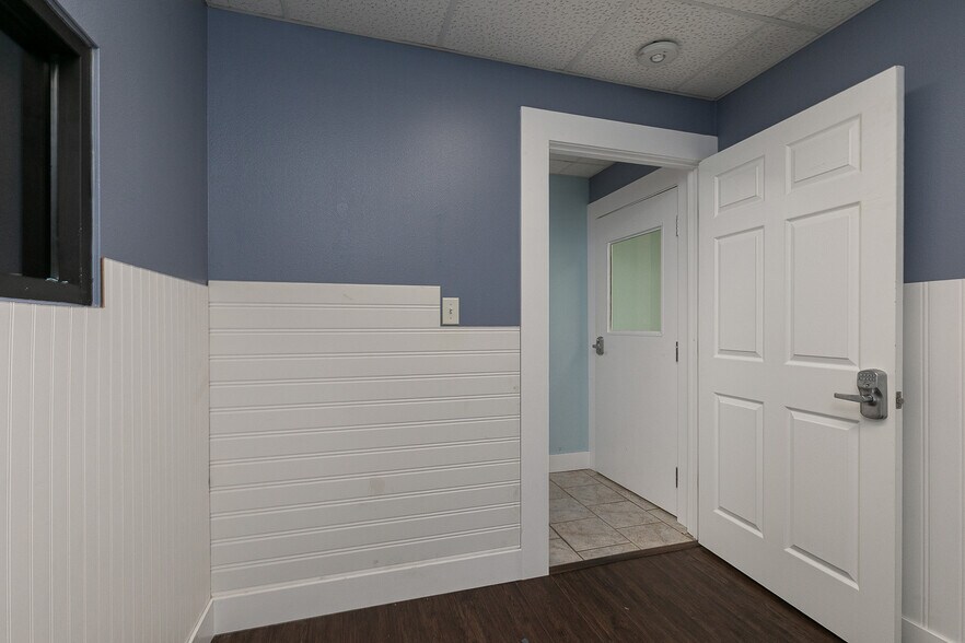 More Photos Of 500 W Daniels St, Ozark Office For Sale