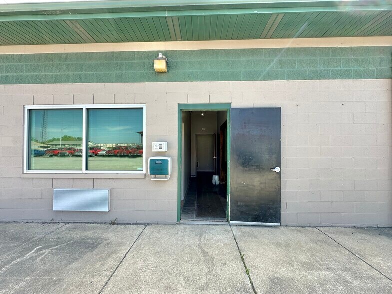 More Photos Of 769-771 N Madison St, Crown Point Service For Lease