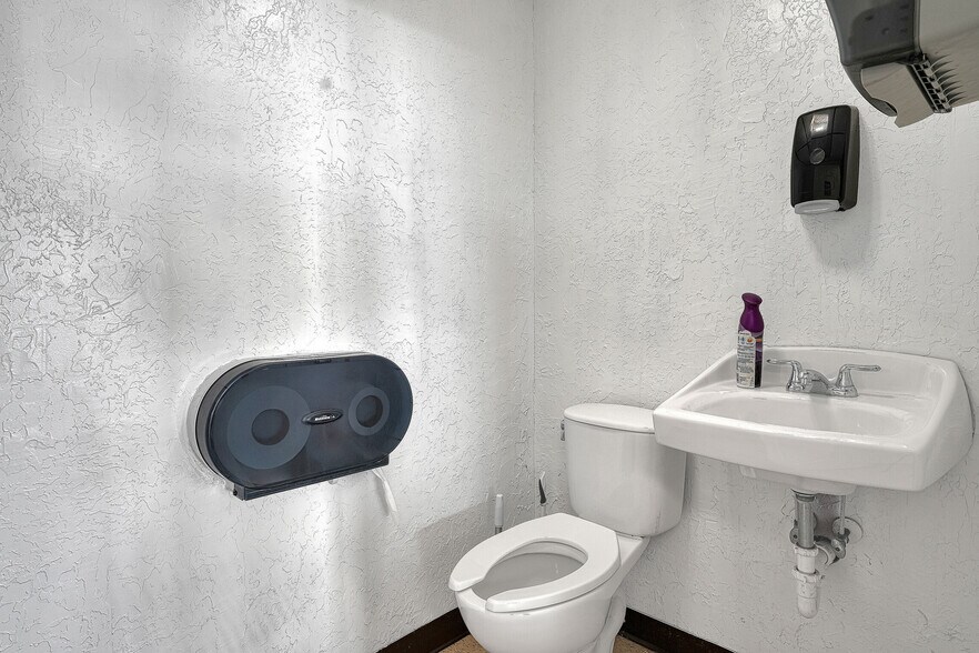 More Photos Of 1127 NW Cache Rd, Lawton General Retail For Sale