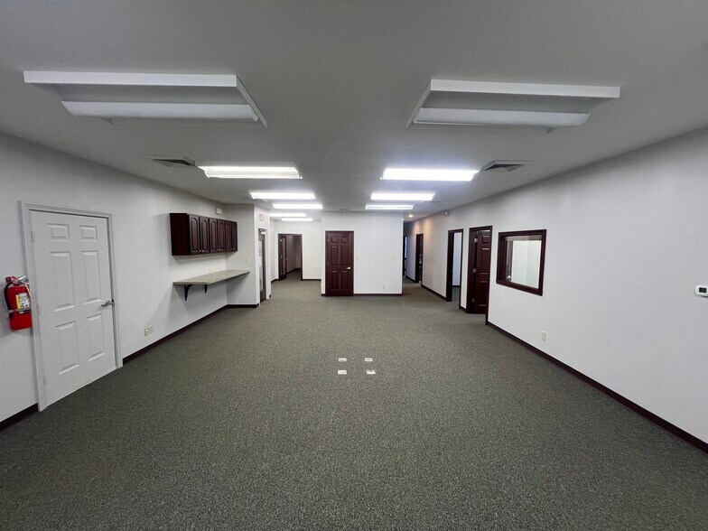 More Photos Of 1620 W Oak St, Zionsville Office For Lease