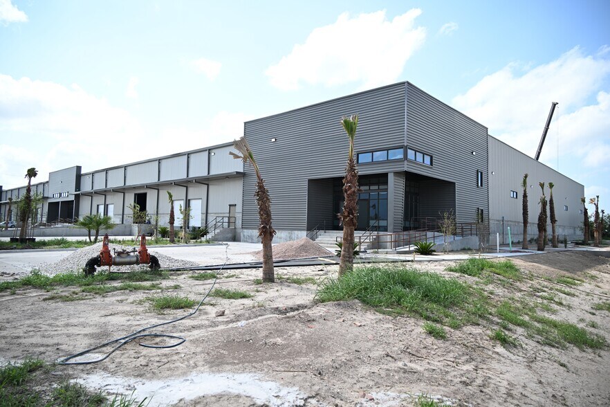 More Photos Of 7244 Industrial Cir, Brownsville Distribution For Lease