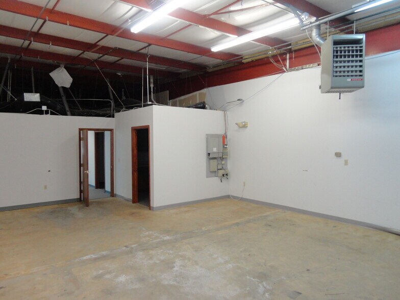 More Photos Of 1712 E Hamilton Rd, Bloomington Flex For Lease