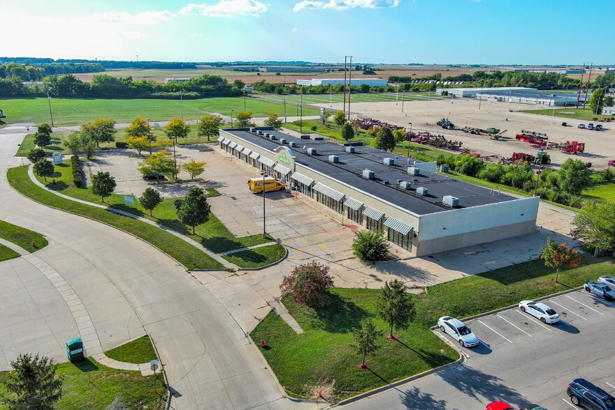 More Photos Of 2200 Westgate Dr, Bloomington Storefront For Lease