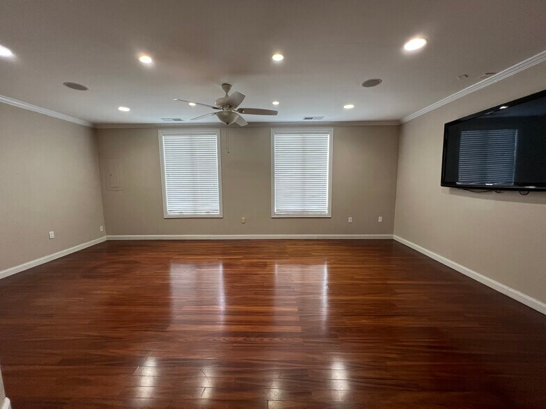 More Photos Of 1060-1064 Laskin Rd, Virginia Beach Office For Sale