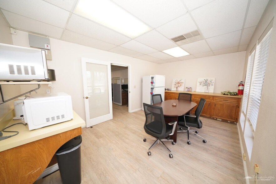 More Photos Of 20031 W Valley Blvd, Tehachapi Office For Sale