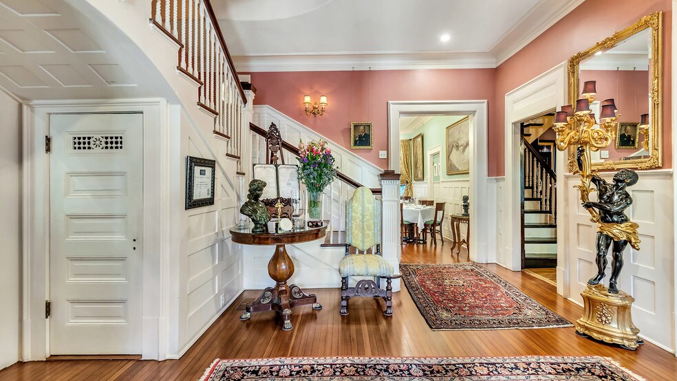 More Photos Of 119 E 37th St, Savannah Restaurant For Sale