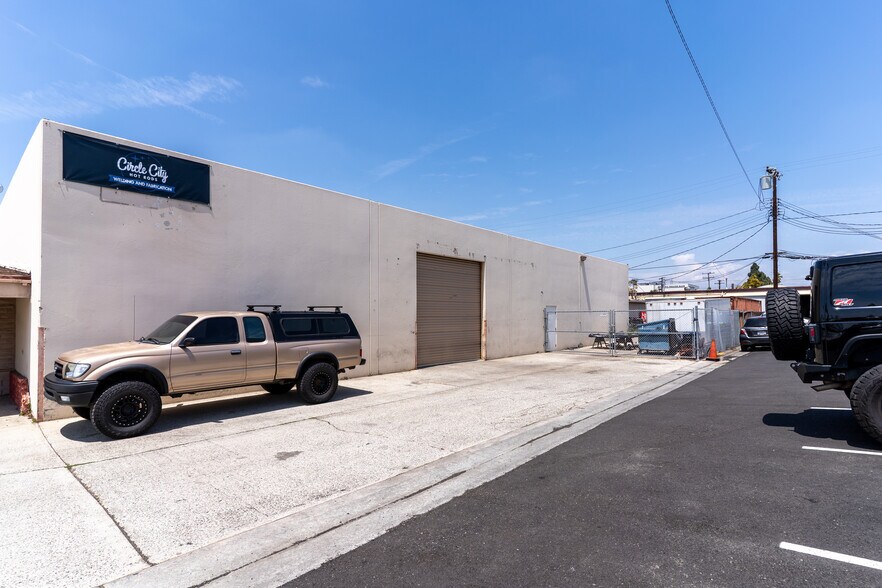 More Photos Of 931-945 W Hoover Ave, Orange Manufacturing For Lease