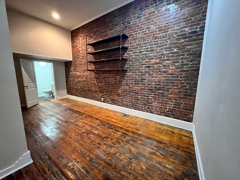 More Photos Of 209 N 1st St, Pulaski Storefront For Lease