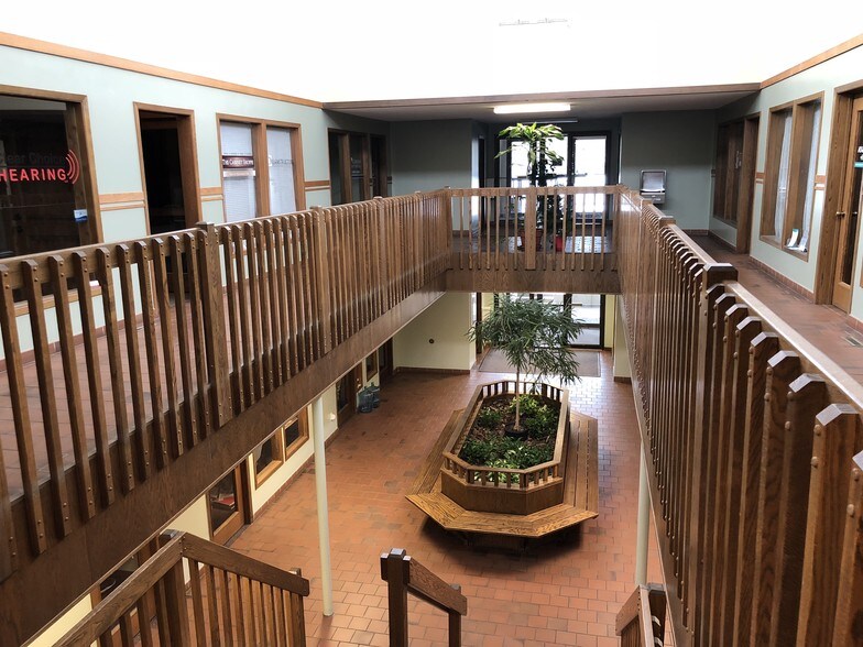 More Photos Of 1810 Crestview Dr, Hudson Office For Lease