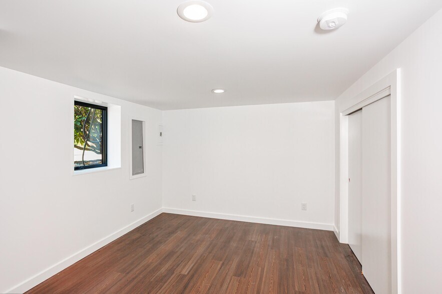 More Photos Of 2105 SE Ochoco St, Portland Office For Sale
