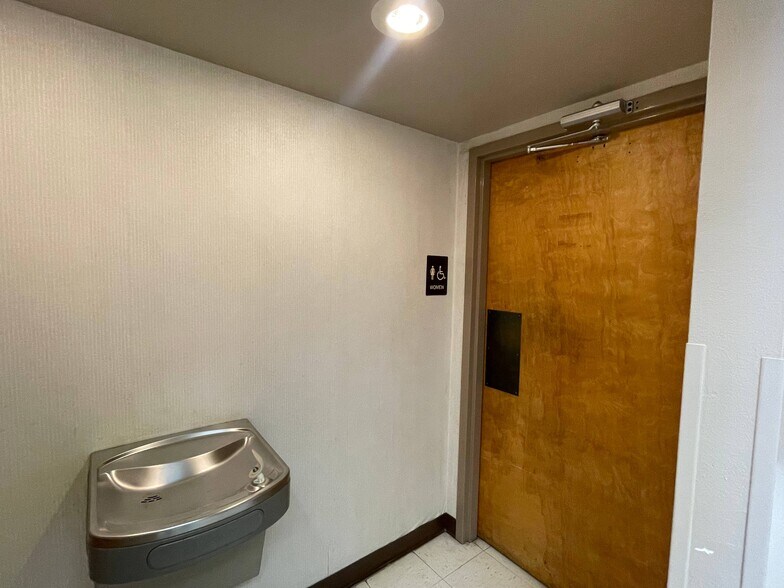 More Photos Of 1305 S Key Ave, Lampasas Office For Sale